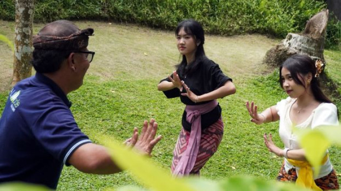Balinese Heritage Experience: Offerings, Dance, & Music Workshop with Tea Time
