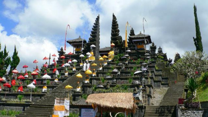 EAST BALI C : Besakih Temple, Tibumana Waterfall, Kehen Temple, Cepung Waterfall