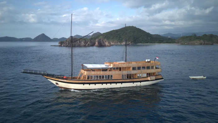 LAMBORAJO 3 ( PRIVATE CHARTER )