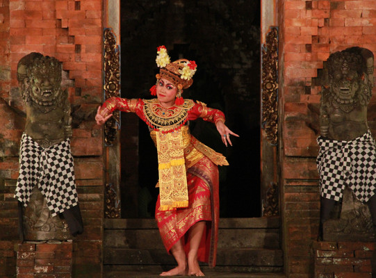 Legong Dance Show at Arma Museum