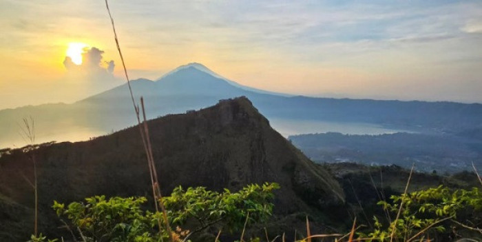 MOUNT BATUR SUNRISE TREKKING & UBUD RAFTING