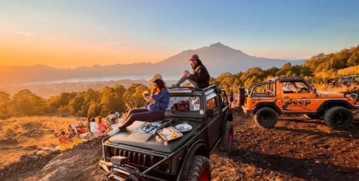 Sunrise Jeep Adventure at Mount Batur & Lake Temple