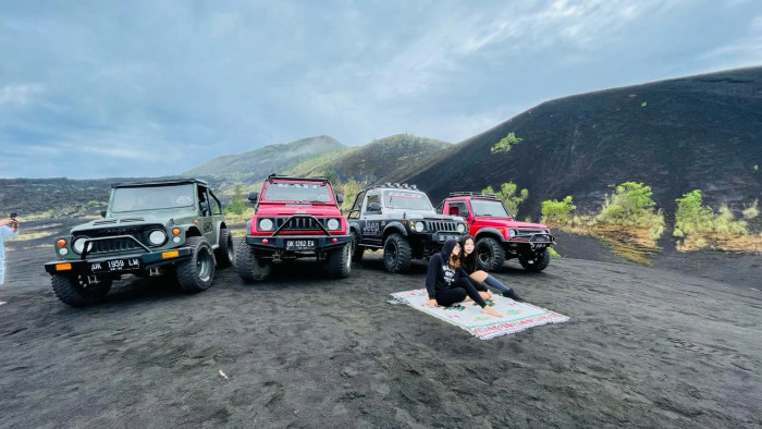 Sunrise Jeep + Black Lava Tour
